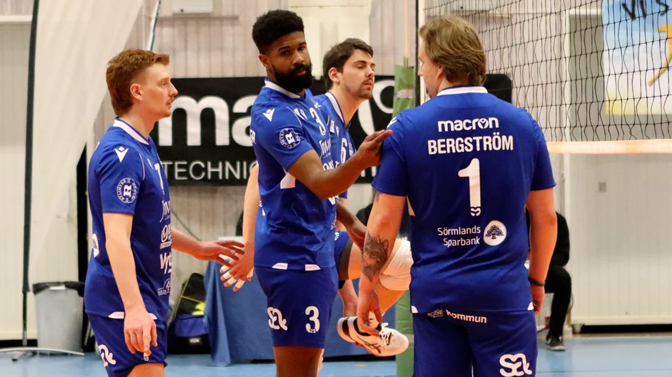 Releya Dixon Speller, i mitten mellan Christopher Jay Gavlas och Kalle Bergström blev poängbäst i VVK i femte kvartsfinalen mot Lund. 