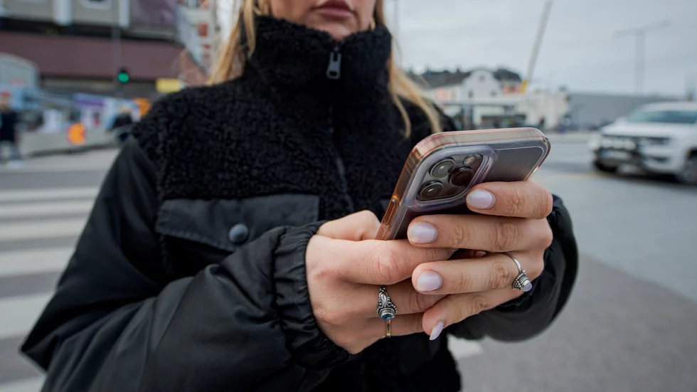 Många går rakt ut på övergångsstället med blicken i mobilen utan att se sig för, menar insändarksribenten. 