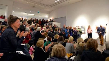 Konsthallen var full med besökare som ville höra på Karin Mamma Andersson under vernissaget. Hon samtalade med konsthallschefen Hans Sundvall.