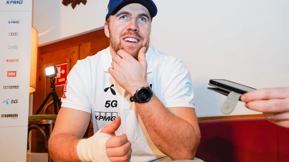 Aleksander Aamodt Kilde med sin omlindade hand.