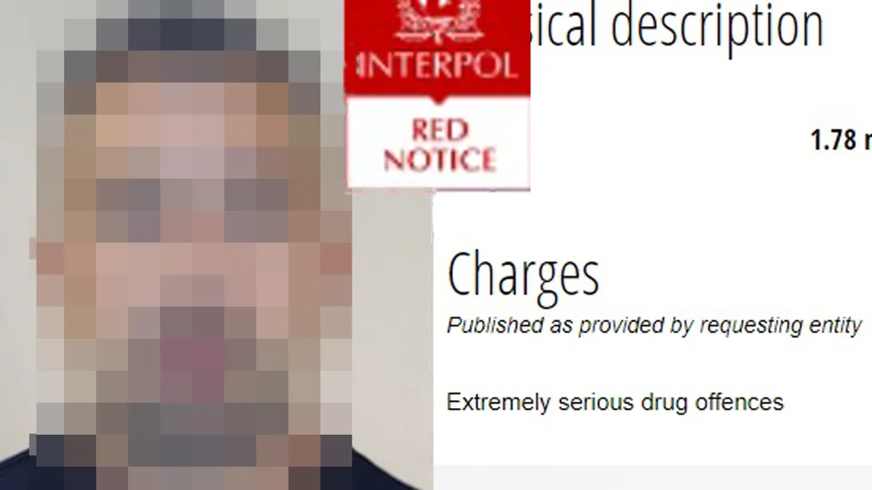 "Räven" är efterlyst av Interpol för "extremely serious drug offences". I april 2020 stoppades han av polisen utanför Uppsala men var då ännu inte efterlyst utan kunde åka vidare.