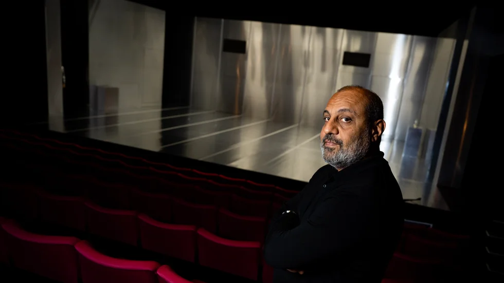 "Till syvende och sist är vi alla likadana inför girighet, frestelse och olika känslor, så på det sättet är ingen mer värd eller överlägsen någon annan", säger Ahmed El Attar, som sätter upp "Maktens diskreta charm" på Dramaten.