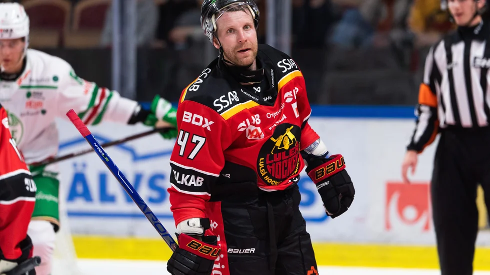 "Jag förstår att jag inte har någon chans på Stanley Cup längre, kanske på Playstation", säger Leo Komarov.