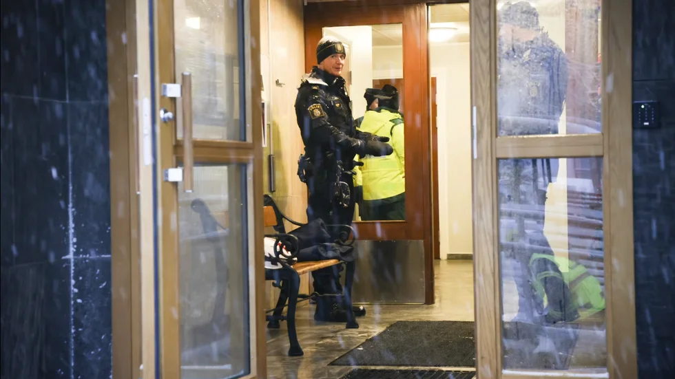 Polis och ambulanspersonal på plats.
