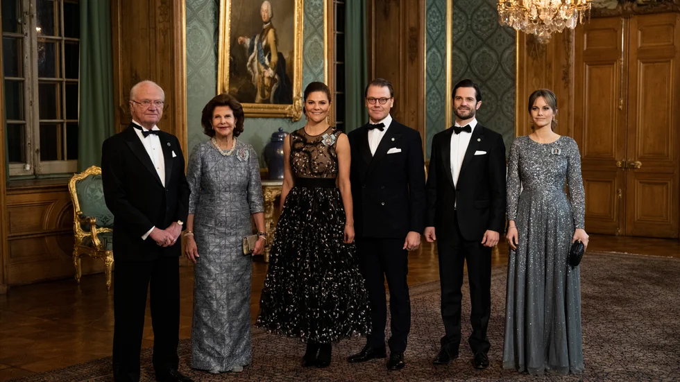 Kung Carl XVI Gustaf, drottning Silvia, kronprinsessan Victoria, prins Daniel, prins Carl Philip och prinsessan Sofia tar emot gäster till Sverigemiddagen på Stockholms slott.