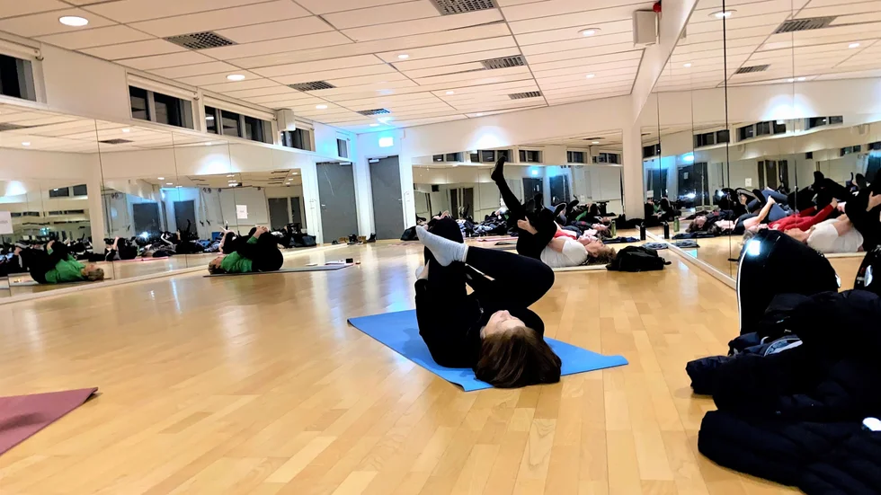 YAPS är en kombination av yoga, avslappning, Pilates och stretch. Här ingår bland annat bekanta yogaövningar som "hunden" och "grodan", balansträning och styrka. Allt i ett lugnt tempo, med fokus på andningen. 