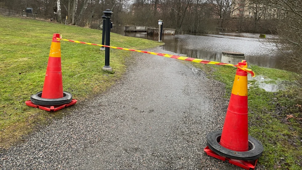 Delar av Åpromenaden i Flen står under vatten.