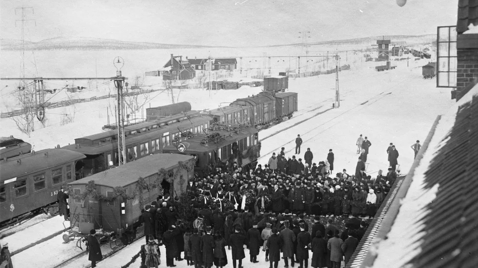 Hjalmar Lundbohms kista anländer till Kiruna i en specialbyggd tågvagn för att jordfästas. 12 april 1926.