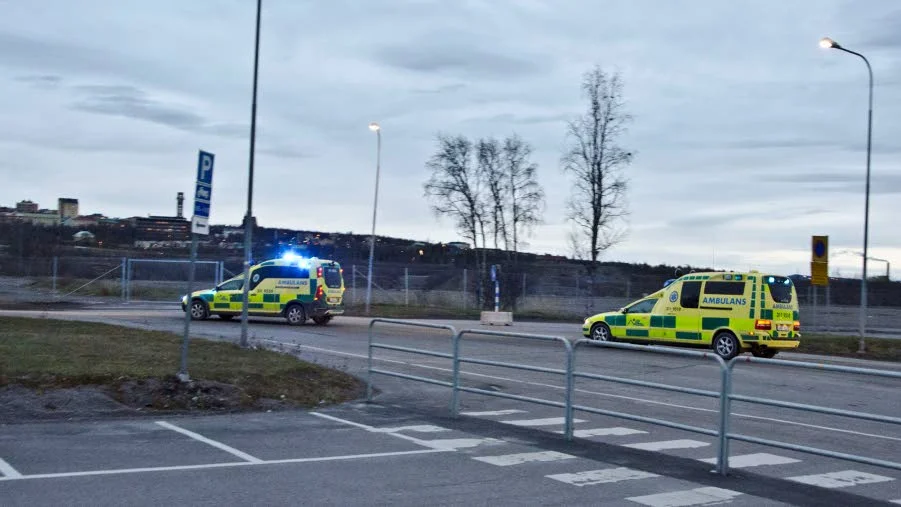 Vid sjutiden som en truckförare välte med sin truck när han skulle tippa rågods. Nu ska LKAB utreda olyckan