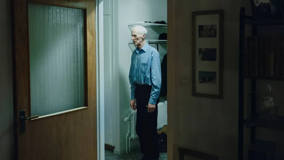 ENSAM. Harald Pettersson går omkring i sitt hem. Saknaden efter hustrun och ledsagaren Hjördis är stor. Han känner sig mycket ensam.?Foto: Erik Simander