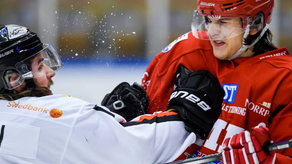 Tufft och tätt. Asplöven hade kontroll på matchen – fram till sista perioden. Till slut lyckades Alex Aleardi och hans lagkamrater hålla undan.