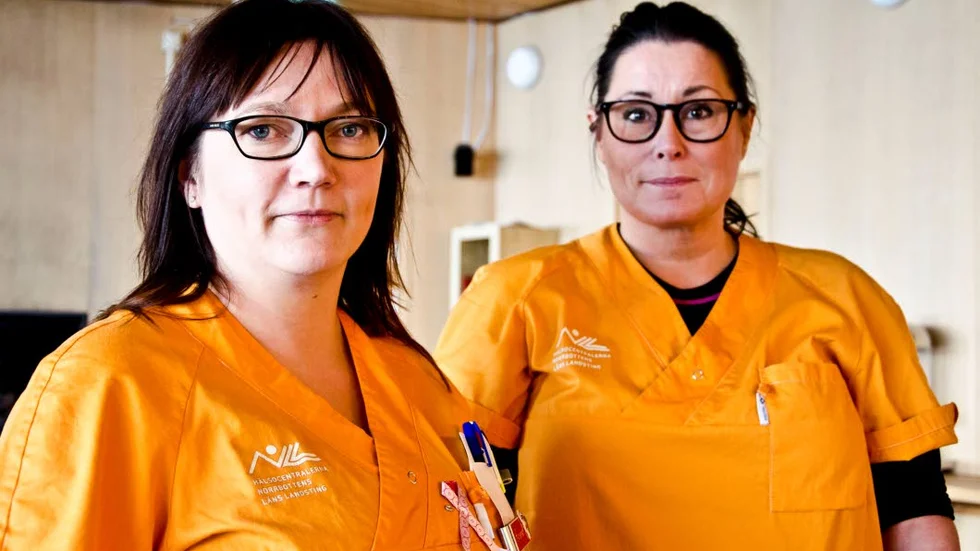 Distriktssköterskorna Carina Lantto och Åsa Henriksson Lehto anmälde sig frivilligt att jobba på asylboendet i Riksgränsen trots att det innebar att vara borta måndag-fredag "vi kände att det var så viktigt".