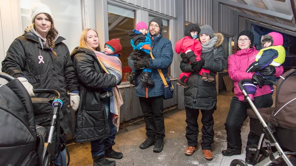 Besvikna. Föräldrarna är besvikna efter att Mötesplatserna på Porsön och Mjölkudden stängts. Från vänster Petra Nilsson-Hysi, Sara Gustafsson med dottern Ylva, Johan Roos Tibbelin med dottern Emma, Sabina Mamedova med Mira och Emelie med barnen Alice och Ida.
