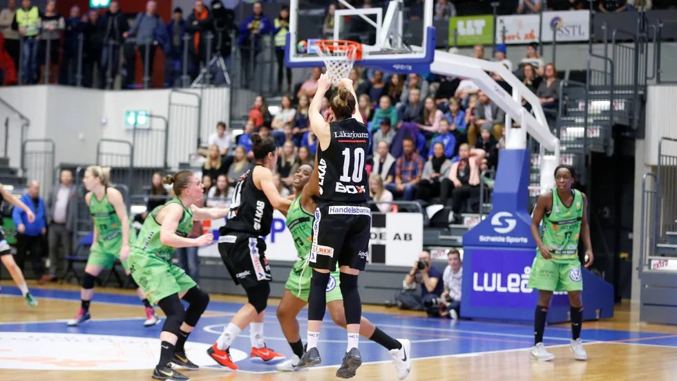 Superskytten. Katie Bussey drar här i en av sina många trepoängare mot Udominate.