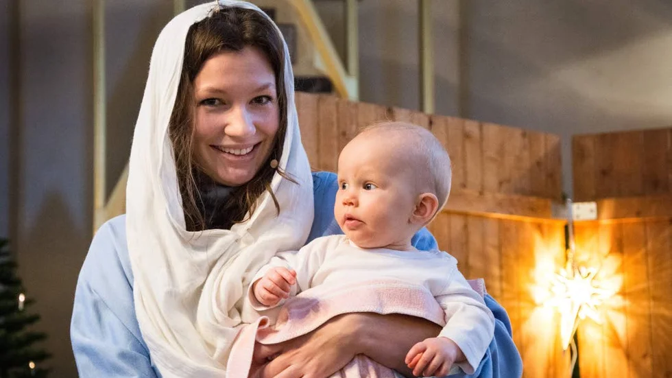 GLADA. Johanna Rönnlund spelade Maria, men det var dottern Liv, i rollen som Jesus, som stal showen.