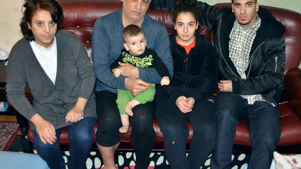 Får inte stanna. Efter sex år ska familjen Al-Weesi utvisas. Mamma Lenda, pappa Salem och barnen Karam, 1, Kenda,12, och Majd, 21 hoppas att en över­klagan kan stoppa beslutet. På bilden saknas sonen Yanal,19.