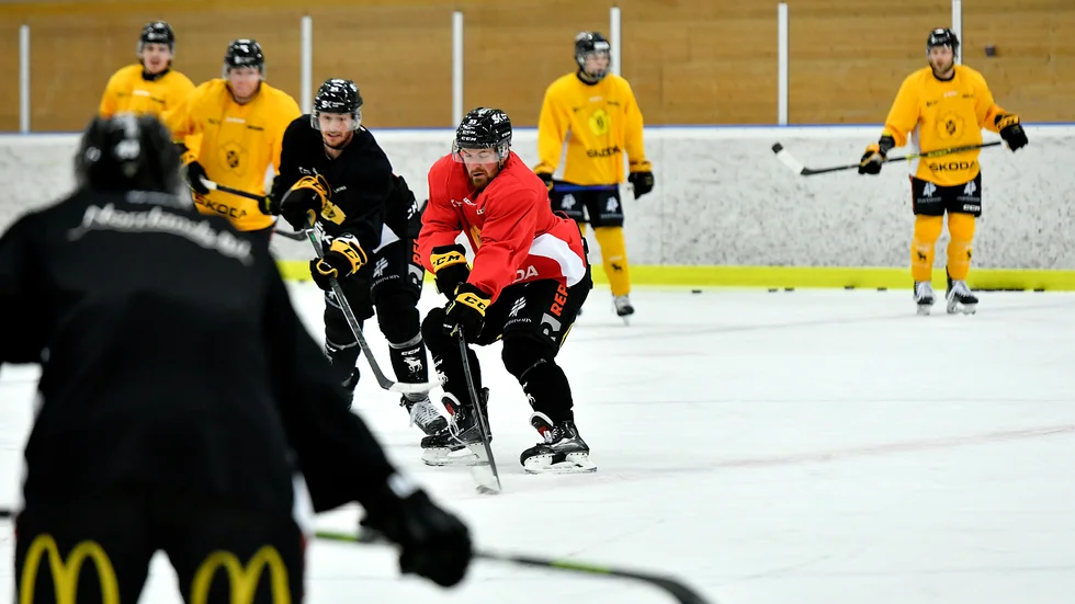 Adam Mascherin, i röd tröja, har tagit steg i sin rehabilitering och tränade under måndagen tillsammans med laget hela ispasset, om än i den röda tröjan som gör honom ej tacklingsbar för hans lagkamrater.