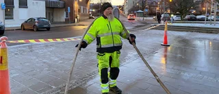 Här skapas isbana på torget: "Hoppas den ligger över jullovet" ✓Då blir isen åkduglig