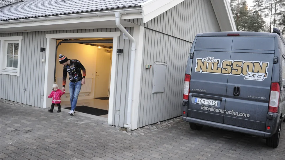 Kim Nilsson med dottern Leah på väg ut på tomten. Skåpbilen, som tar Kim till och från matcherna, ska bytas ut till en större modell till GP-säsongen som väntar.