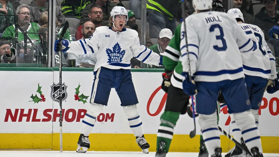 Rasmus Sandin jublar över sitt mål borta mot Dallas natten till onsdag.