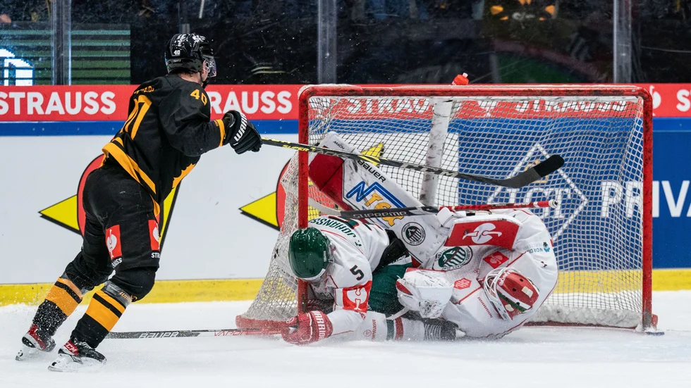 Andreas Wingerli kunde efter viideobedömning jubla över 1–0, istiääet för en straff,  när Frölundas Filip Johansson och målvakt Lars Johansson tillsammans tog med sig pucken över mållinjen. 