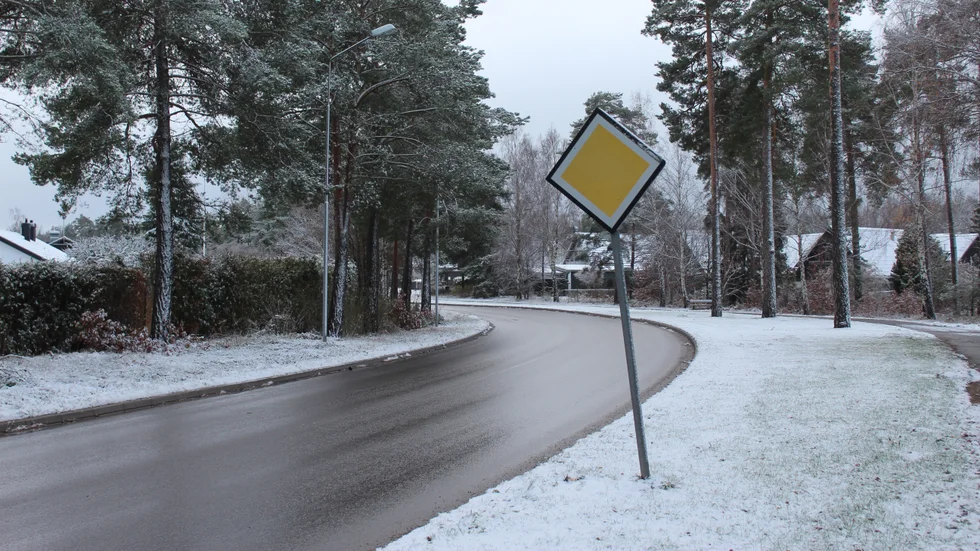 På Norra vägen har kommunen höjt hastigheten från 50 till 60. Varför, undrar insändarsrkibenten.