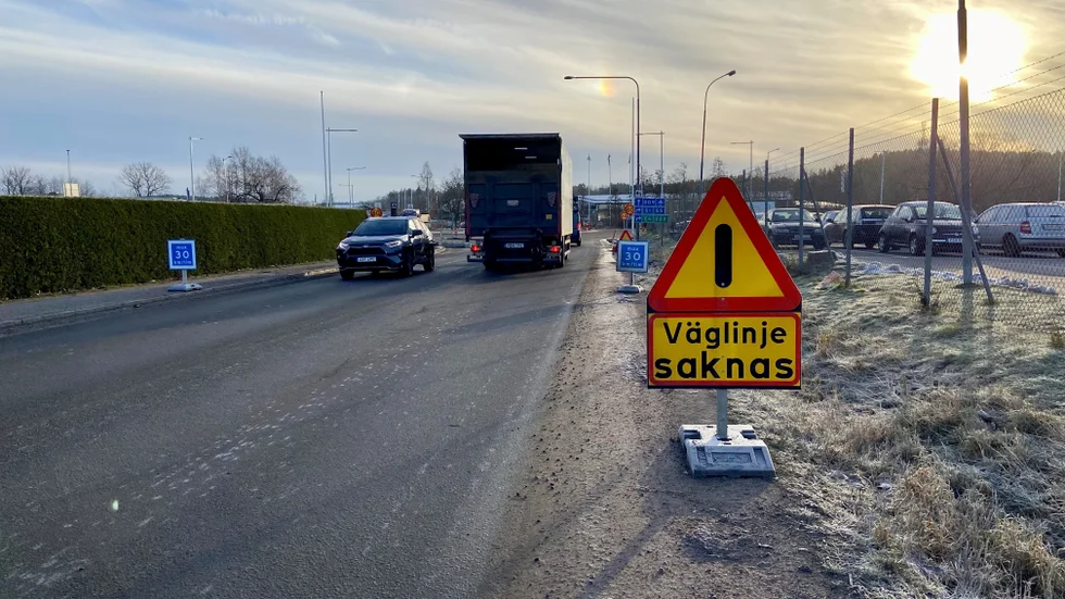 Arbetet fortsätter allt jämt runt Arkösundsrondellen med långa köer till följd i rusningstid. 