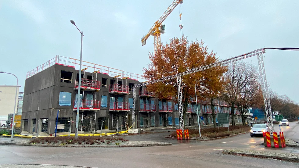 Möbelhustomten i Enköping är omstridd. Grannar överklagade startbeslutet av bygget - men överklagan avslås.