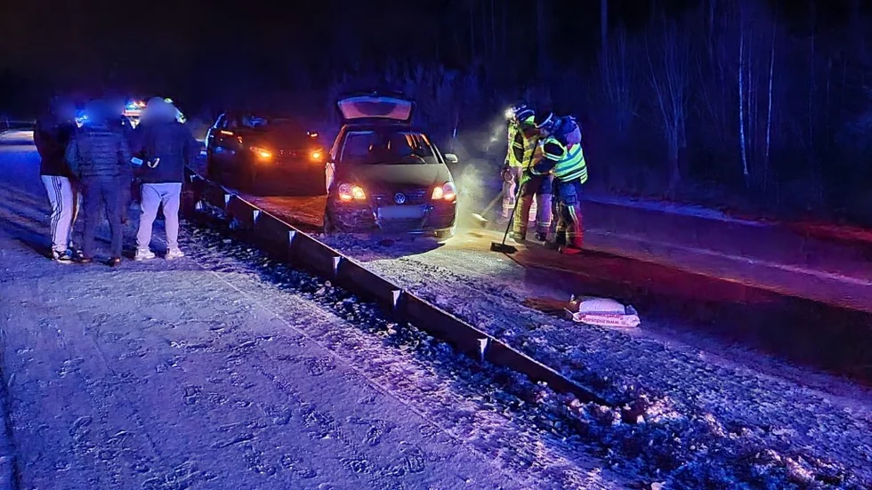 En olycka inträffade söder om Långmossen natten mot måndag.