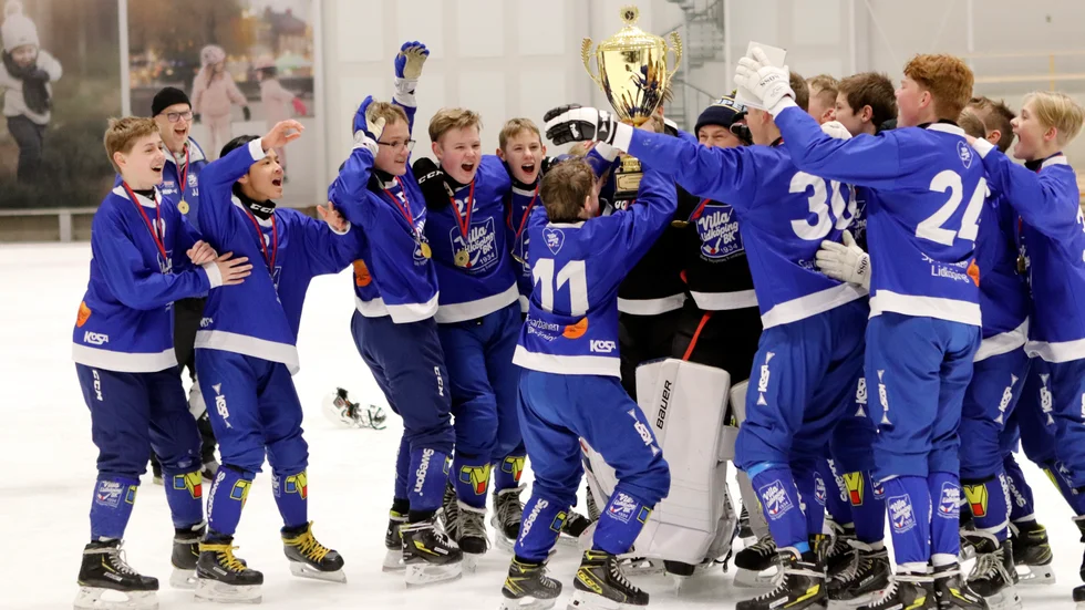 Lyckliga Villaspelare fick lyfta bucklan i 25:e upplagan av KVBS mellandagcup för P14-lag.