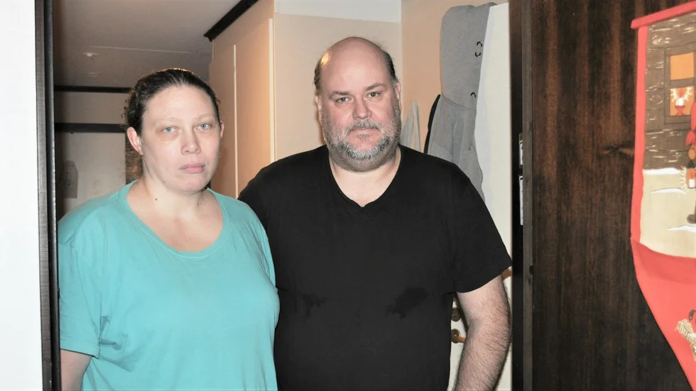 AnnLouise och Michael Karlsson känner obehag i sitt eget hem på helgkvällar när ungdomar trakasserar dem. 