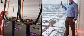 Northvolts batterier lagrar el i kulturhuset: ”Husbatterier är framtiden” • Häng med på en rundtur