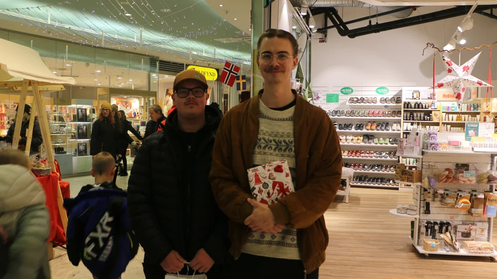 Kusinerna Simon och Daniel Lindström: Det blir att fira jul med nära och kära hos mamma. Kalle Anka klockan tre, god mat och gott sällskap, säger Daniel. 