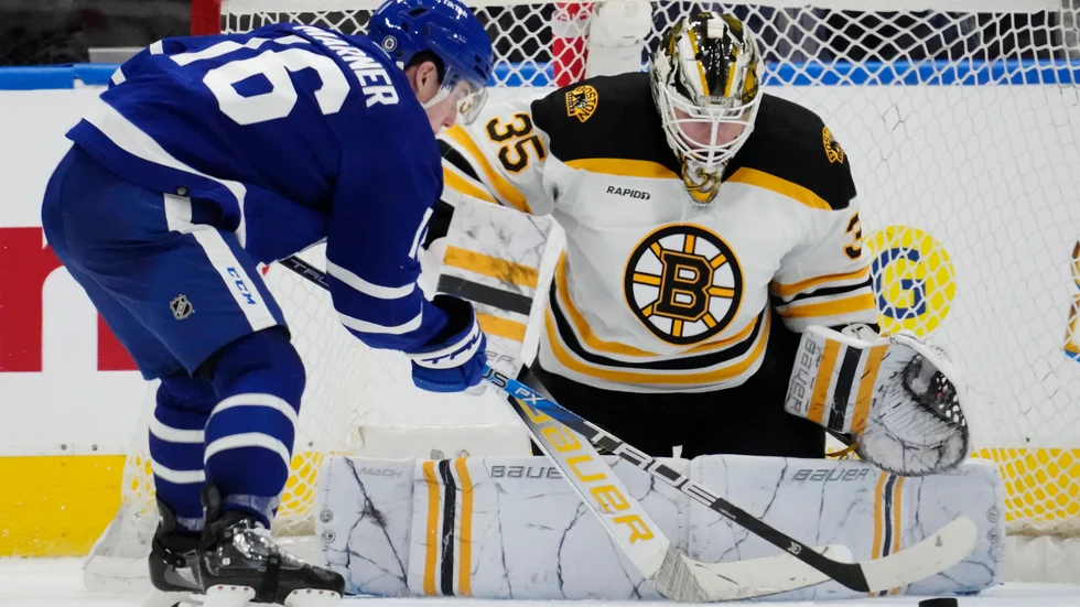 Bostons Linus Ullmark satte stopp för det mesta när Toronto besegrades på bortaplan.