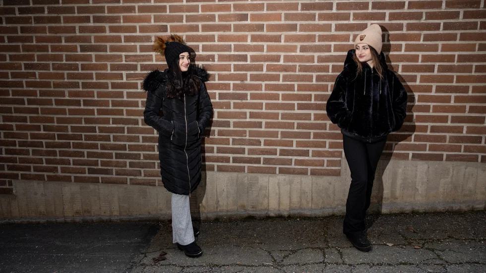 När Nika och Sara Forghani Asl rör sig genom Uppsala är det ingen som reagerar. I Teheran kan de inte ens gå och handla – de omringas direkt av skrikande och gråtande fans.