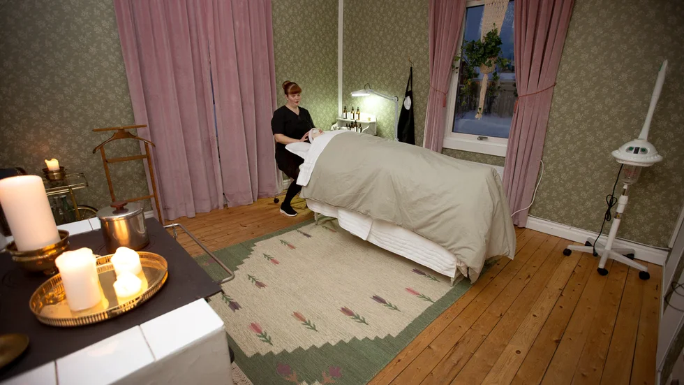 Linnea Petterson driver företaget Ekotorgets hudvård och massage. Inspiration till företagsnamnet fick hon från det intilliggande torget i närheten av deras hus i Munksund.