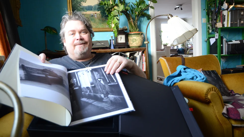 "Under hela min tid som fotograf har man hört om de största som hade råd att göra böcker" säger Dan Crona. Nu sätter han ihop sin tolfte fotobok.