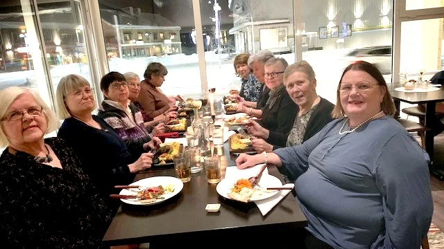 Stickcaféet har startat vårsäsongen. Några av deltagarna avslutade hösten med att gå ut och äta. 