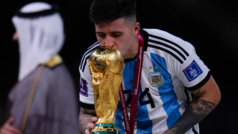Argentinas Enzo Fernández pussar VM-pokalen och spelar från och med nu för Chelsea. Arkivbild.