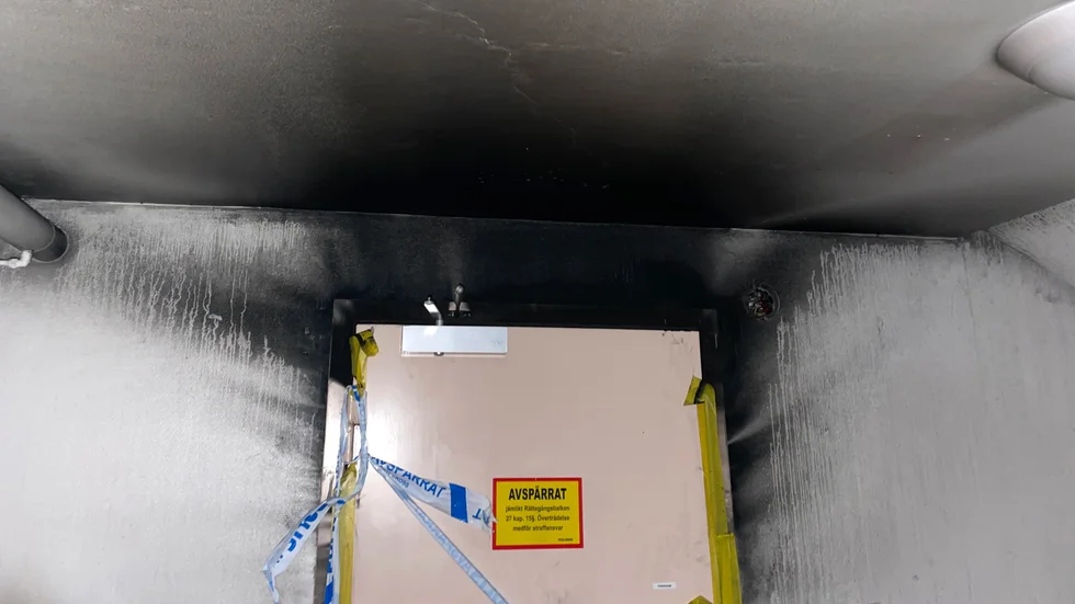 Branden orsakade stora brandskador i källaren och omfattande rökskador i övriga delar av fastigheten. Dagen efter branden var det avspärrat till källaren och polisen var där med tekniker.