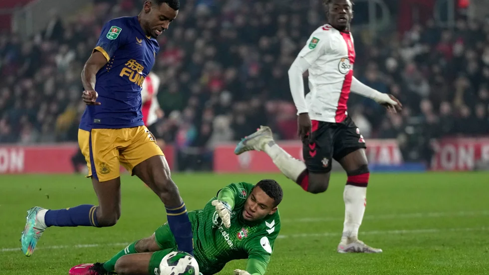 Alexander Isak, i blått, ger lugnande besked efter att ha klivit av matchen mot Southampton med en skada. Arkivbild.