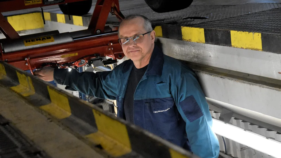 Anders Sturk, 66, har arbetat som besiktningstekniker i 38 år. "Det här är mitt andra hem", säger han.