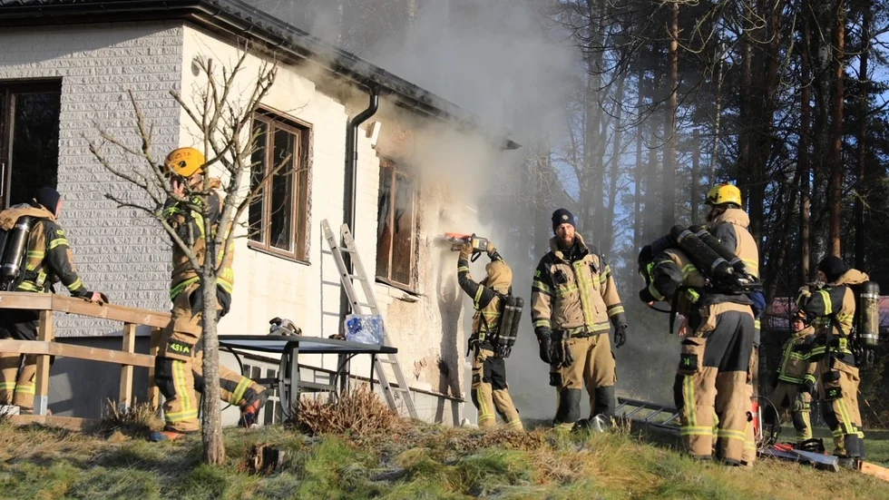 Räddningstjänsten bryter upp väggar för att hitta orsaken.