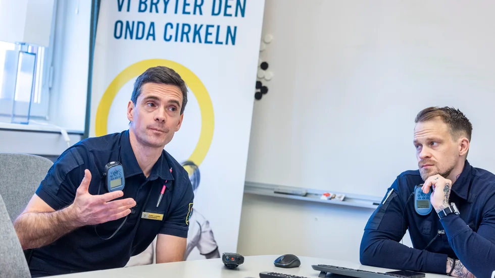 Sekos företrädare på häktet, Anders Lundbäck (till vänster i bild) tror att de låga lönerna för kriminalvårdare kan medföra rekryteringsproblem och att erfarna väljer andra yrken. På bilden syns även säkerhetsanläggaren Kristoffer Livbom.