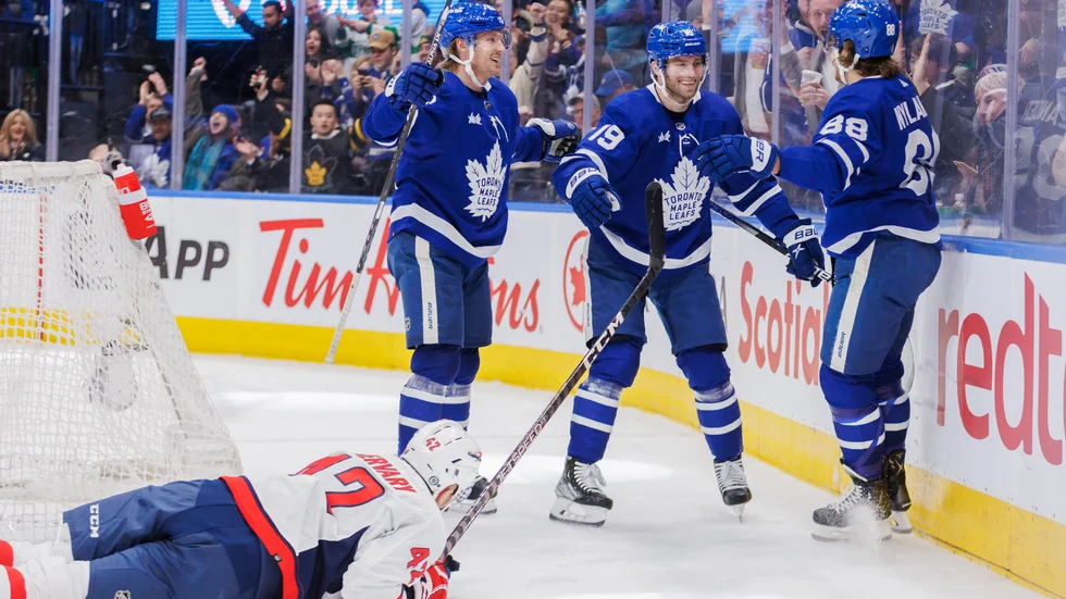 Torontos William Nylander firar målet med Rasmus Sandin och Calle Järnkrok.
