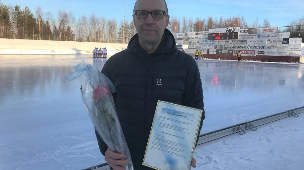 Legendaren Jukka Ohtonen mottog före matchen Kalix - Lidköpings AIK utmärkelsen Hall of Fame av Finska Bandyförbundet.