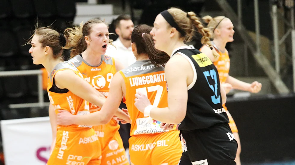 Dolphins jublar efter cupsemifinalen mot Östersund. Lovisa Hjern, Matilda Åhlberg, Sofie Ljungcrantz och Matilda Ståhl (längst bort) var några av de sojm visa karaktär när finalplatsen säkrades.