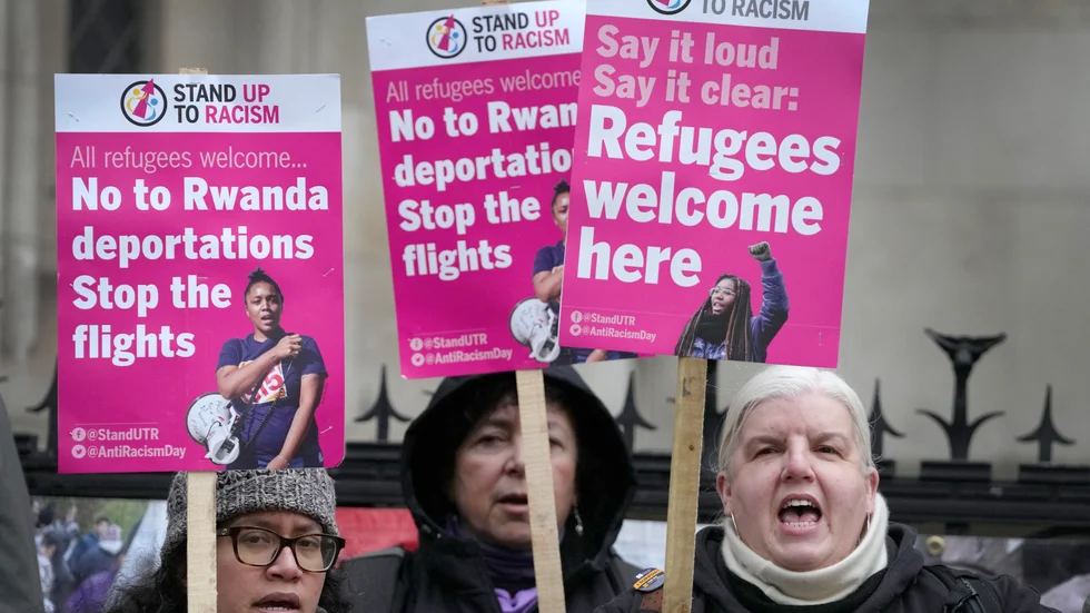 Demonstranter utanför Högsta domstolen i London protesterar mot planerna på att skicka asylsökande till Rwanda.
