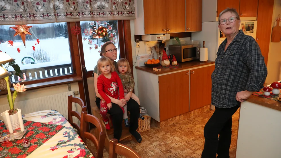 Det är tomtar överallt hemma hos Christina Hjelm i Kypasjärvi. Här med dottern Emma Granlund och barnbarnen Svea och Selma. 