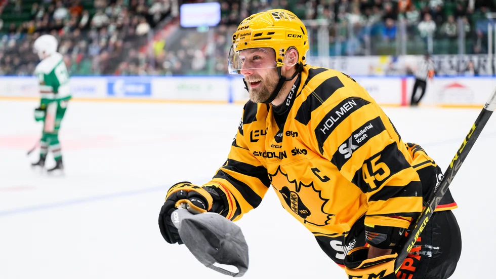Det kastades in en keps på isen i samband med Oscar Möllers tredje mål – och den kan ha kommit från AIK-båset, med tanke på märket på kepsen. Men Möller själv noterade inte avsändaren. ”Det får du luska i”, säger han och skrattar.